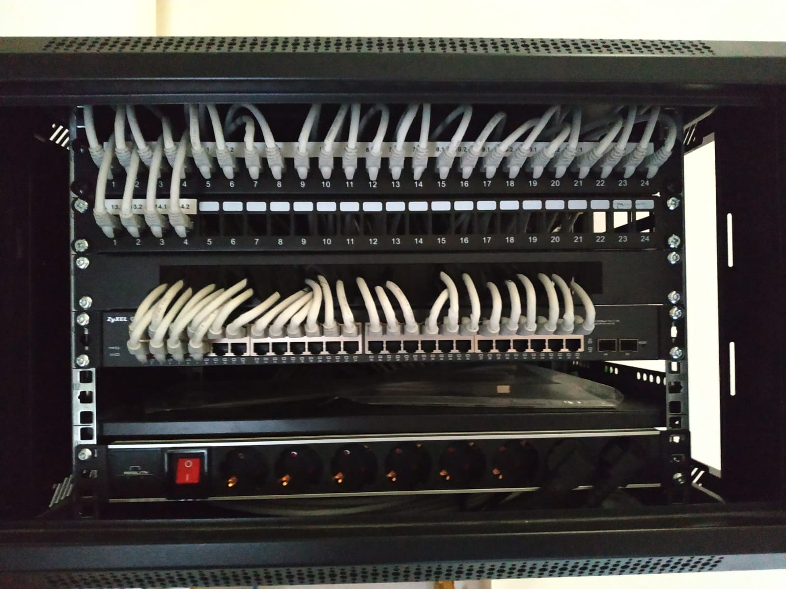 instalaci-n-rack-mural-y-cuadro-el-ctrico-oficinas-electricidad-novo